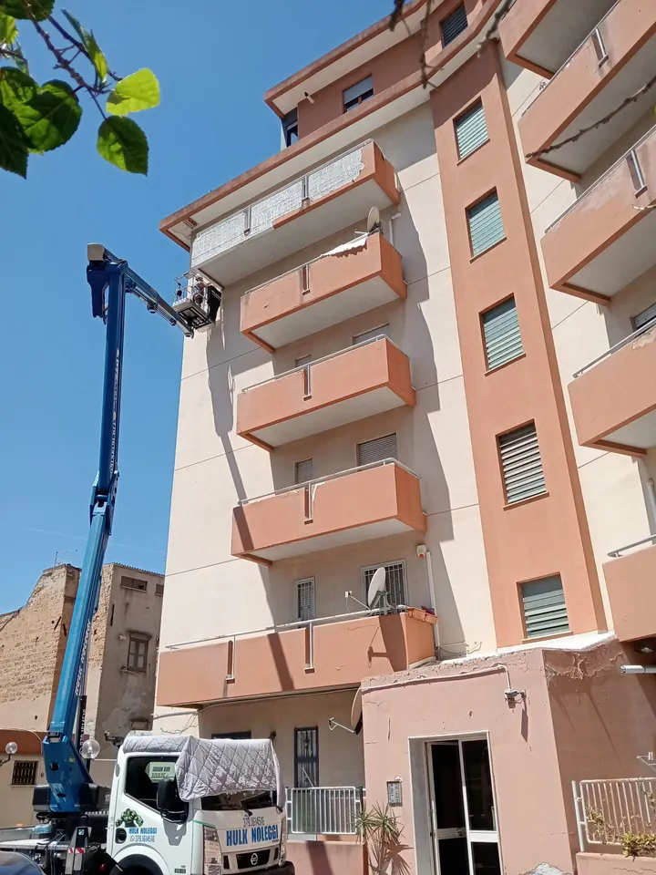 Cestello all'ultimo piano di un condominio, sotto un balcone
